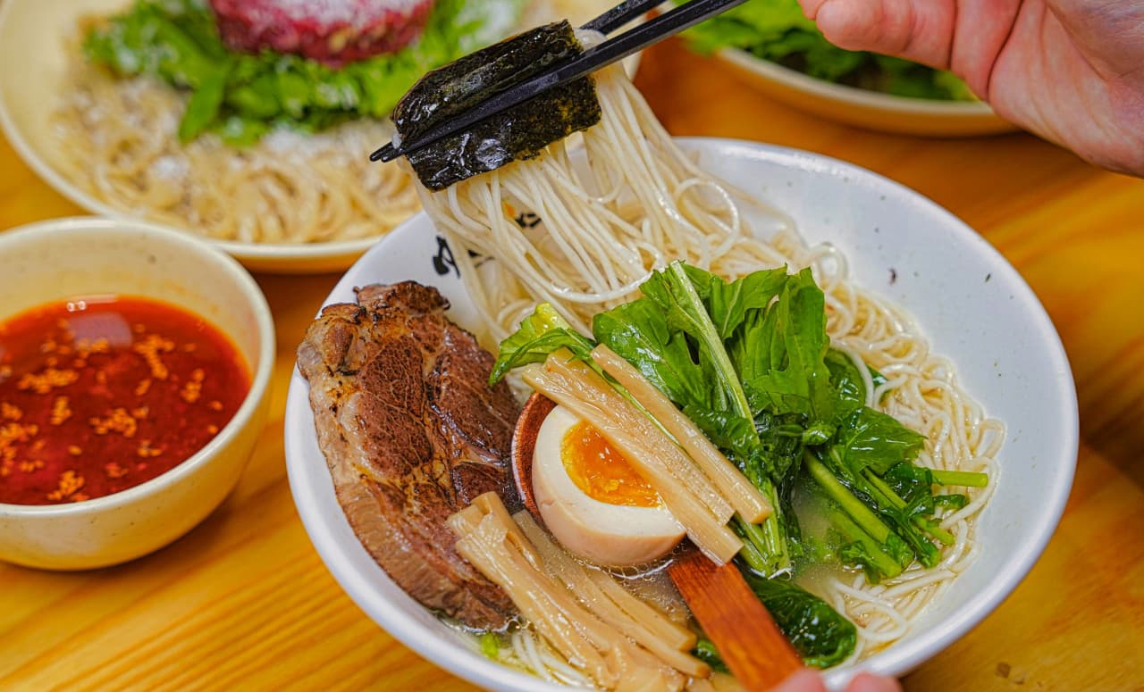 유즈 향이 살아있는 시그니처 라멘 한 그릇 — 도마 유즈라멘 (안국 · 북촌 한옥마을, Anguk Korean BBQ & Ramen)