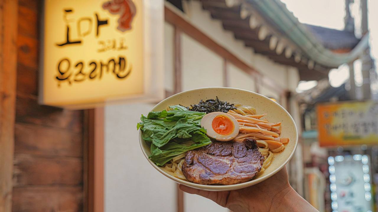 북촌 한옥마을, 도마 위의 한 끼.